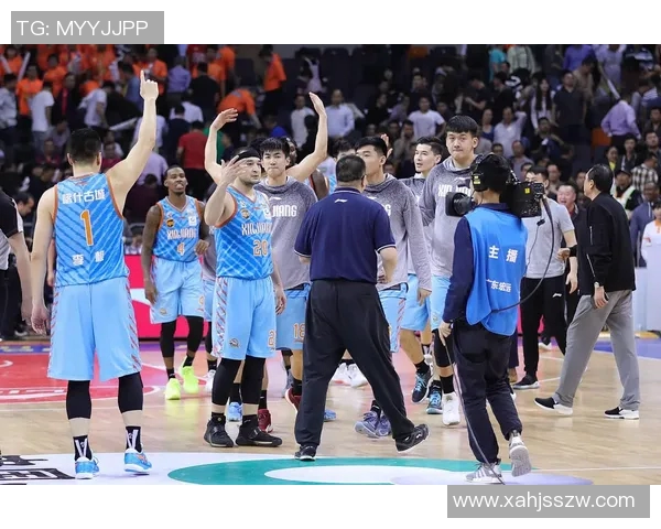 2015年首钢与广东的巅峰对决回顾及精彩瞬间分析